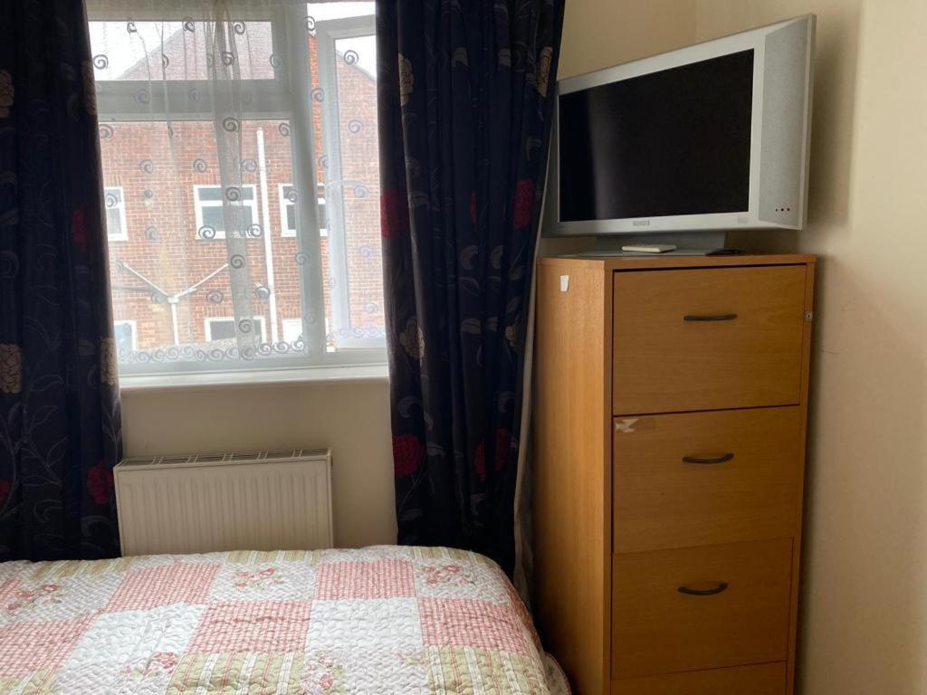 Specious Room In Northolt Northolt  Екстер'єр фото