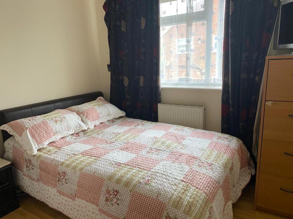 Specious Room In Northolt Northolt  Екстер'єр фото
